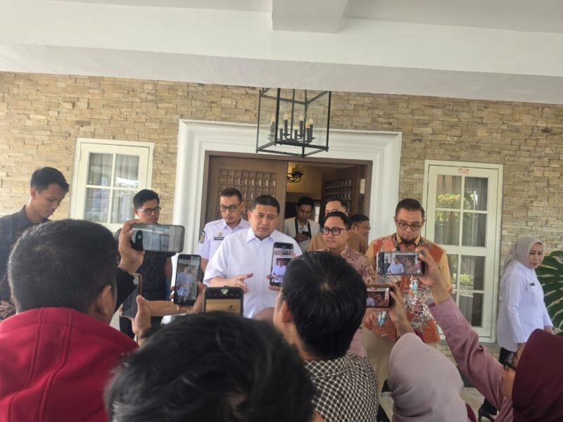 Wali Kota Makassar, Munafri Arifuddin bersama Executive General Manager Pertamina Patra Niaga Sulawesi Deny Sukendar
