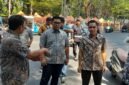 Direktur Operasional Perumda Parkir Makassar, Andi Ryan Adrianto bersama jajaran saat melakukan sterilisasi area parkir kendaraan di atas trotoar depan SDN Sudirman