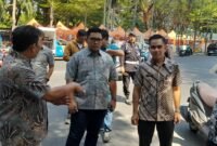 Direktur Operasional Perumda Parkir Makassar, Andi Ryan Adrianto bersama jajaran saat melakukan sterilisasi area parkir kendaraan di atas trotoar depan SDN Sudirman