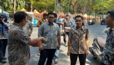 Direktur Operasional Perumda Parkir Makassar, Andi Ryan Adrianto bersama jajaran saat melakukan sterilisasi area parkir kendaraan di atas trotoar depan SDN Sudirman