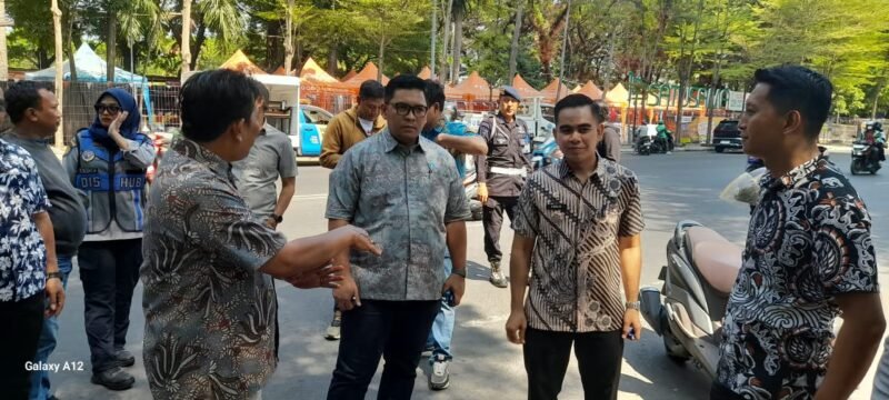 Direktur Operasional Perumda Parkir Makassar, Andi Ryan Adrianto bersama jajaran saat melakukan sterilisasi area parkir kendaraan di atas trotoar depan SDN Sudirman