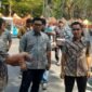 Direktur Operasional Perumda Parkir Makassar, Andi Ryan Adrianto bersama jajaran saat melakukan sterilisasi area parkir kendaraan di atas trotoar depan SDN Sudirman