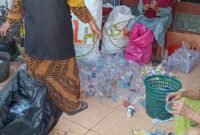 Proses pemilahan sampah di Bank Sampah Unit (BSU)