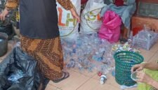 Proses pemilahan sampah di Bank Sampah Unit (BSU)