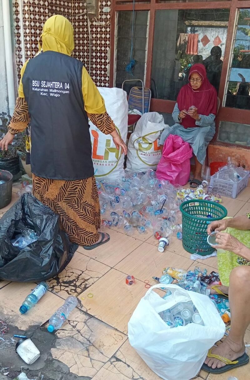 Proses pemilahan sampah di Bank Sampah Unit (BSU)