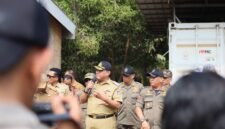 penertiban peternakan babi dan kandang yang berada di kawasan permukiman Jalan Kesadaran, Kelurahan Panaikang