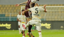 Duel pemain PSm Makassar dengan pemain Persebaya (Foto: IG PSM Makassar)