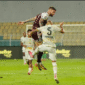 Duel pemain PSm Makassar dengan pemain Persebaya (Foto: IG PSM Makassar)
