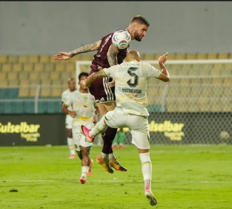 Duel pemain PSm Makassar dengan pemain Persebaya (Foto: IG PSM Makassar)