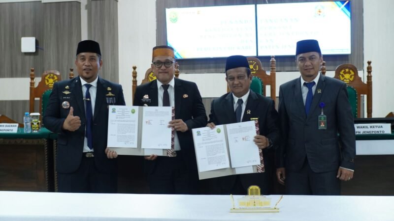 Bupati Jeneponto H. Paris Yasir, S.E., M.M bersama Ketua Pengadilan Negeri Jeneponto Firdaus Zainal, S.H., M.H.