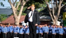 Bupati Jeneponto, H. Paris Yasir, S.E., M.M., saat bertindak sebagai Inspektur Upacara dalam upacara Hari Kesaktian Pancasila