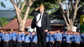 Bupati Jeneponto, H. Paris Yasir, S.E., M.M., saat bertindak sebagai Inspektur Upacara dalam upacara Hari Kesaktian Pancasila
