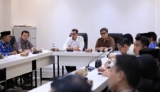 Sekda Makassar Andi Zulkifly bersama Direktur Utama Perumda Parkir Makassar, Adi Rasyid Ali dan jajaran