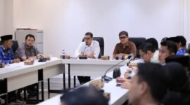 Sekda Makassar Andi Zulkifly bersama Direktur Utama Perumda Parkir Makassar, Adi Rasyid Ali dan jajaran