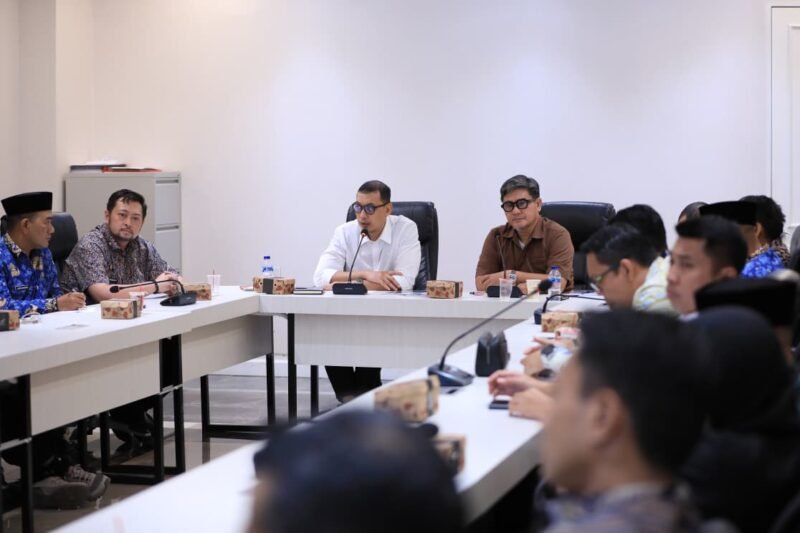 Sekda Makassar Andi Zulkifly bersama Direktur Utama Perumda Parkir Makassar, Adi Rasyid Ali dan jajaran