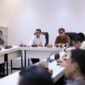 Sekda Makassar Andi Zulkifly bersama Direktur Utama Perumda Parkir Makassar, Adi Rasyid Ali dan jajaran