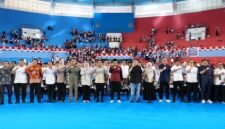 Wali Kota Makassar, Munafri Arifuddin dan Ketua TP PKK bersama Anggota DPR RI Andi Iwan Darmawan Aras, Gubernur Sulawesi Selatan (Sulsel) Andi Sudirman Sulaiman, Wakil Gubernur Sulsel Andi Fatmawati Rusdi, Ketua DPRD Sulsel Andi Rachmatika Dewi, mendampingi Menteri Sosial RI, Saifullah Yusuf,  