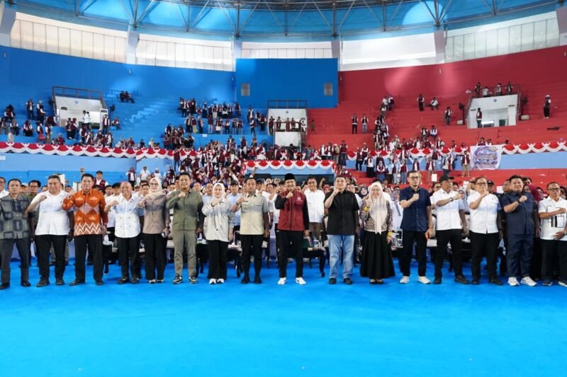 Wali Kota Makassar, Munafri Arifuddin dan Ketua TP PKK bersama Anggota DPR RI Andi Iwan Darmawan Aras, Gubernur Sulawesi Selatan (Sulsel) Andi Sudirman Sulaiman, Wakil Gubernur Sulsel Andi Fatmawati Rusdi, Ketua DPRD Sulsel Andi Rachmatika Dewi, mendampingi Menteri Sosial RI, Saifullah Yusuf,  