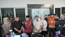 Wali Kota Makassar, Munafri Arifuddin bersama Gubernur Sulawesi Selatan (Sulsel) Andi Sudirman Sulaiman, Wakil Gubernur Sulsel Andi Fatmawati Rusdi, Ketua DPRD Sulsel Andi Rachmatika Dewi, mendampingi Menteri Sosial RI, Saifullah Yusuf,