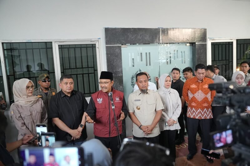 Wali Kota Makassar, Munafri Arifuddin bersama Gubernur Sulawesi Selatan (Sulsel) Andi Sudirman Sulaiman, Wakil Gubernur Sulsel Andi Fatmawati Rusdi, Ketua DPRD Sulsel Andi Rachmatika Dewi, mendampingi Menteri Sosial RI, Saifullah Yusuf,