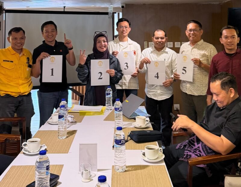 Ketua Steering Committee (SC), Aloq Natsar Desi bersama kandidat Ketua Ikatan Alumni Universitas Indonesia (ILUNI UI) Wilayah Sulawesi Selatan
