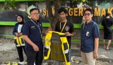 Perumda Parkir Makassar Raya membagikan rompi resmi kepada juru parkir (jukir) yang telah terdaftar