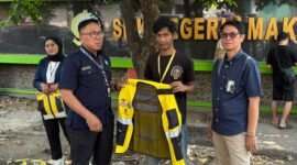 Perumda Parkir Makassar Raya membagikan rompi resmi kepada juru parkir (jukir) yang telah terdaftar