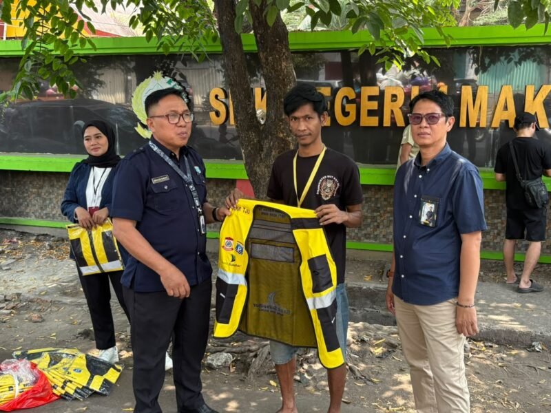 Perumda Parkir Makassar Raya membagikan rompi resmi kepada juru parkir (jukir) yang telah terdaftar