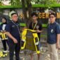 Perumda Parkir Makassar Raya membagikan rompi resmi kepada juru parkir (jukir) yang telah terdaftar
