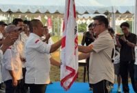 Ketua Indonesia Off-Road Federation (IOF) Pengurus Daerah Sulawesi Selatan, Adi Rasyid Ali (ARA) saat melantik Bupati Luwu Timur, Irwan Bachri Syam (Ibas), sebagai Ketua IOF Pengurus Cabang Kabupaten Luwu Timur