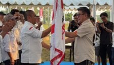 Ketua Indonesia Off-Road Federation (IOF) Pengurus Daerah Sulawesi Selatan, Adi Rasyid Ali (ARA) saat melantik Bupati Luwu Timur, Irwan Bachri Syam (Ibas), sebagai Ketua IOF Pengurus Cabang Kabupaten Luwu Timur