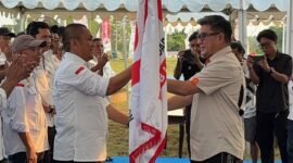 Ketua Indonesia Off-Road Federation (IOF) Pengurus Daerah Sulawesi Selatan, Adi Rasyid Ali (ARA) saat melantik Bupati Luwu Timur, Irwan Bachri Syam (Ibas), sebagai Ketua IOF Pengurus Cabang Kabupaten Luwu Timur