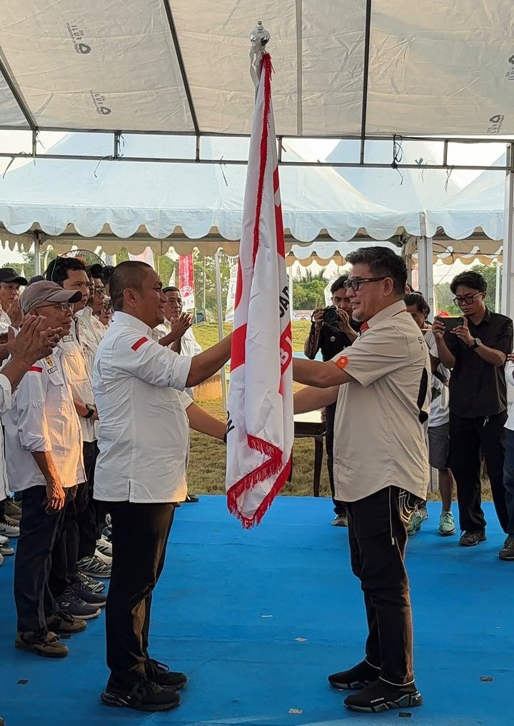 Ketua Indonesia Off-Road Federation (IOF) Pengurus Daerah Sulawesi Selatan, Adi Rasyid Ali (ARA) saat melantik Bupati Luwu Timur, Irwan Bachri Syam (Ibas), sebagai Ketua IOF Pengurus Cabang Kabupaten Luwu Timur