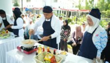 Wali Kota Makassar, Munafri Arifuddin didampingi Ketua TP PKK Kota Makassar, Melinda Aksa