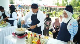 Wali Kota Makassar, Munafri Arifuddin didampingi Ketua TP PKK Kota Makassar, Melinda Aksa
