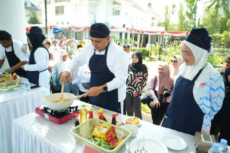 Wali Kota Makassar, Munafri Arifuddin didampingi Ketua TP PKK Kota Makassar, Melinda Aksa