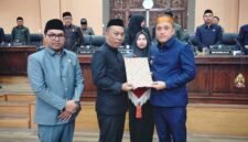 Bupati Jeneponto, H. Paris Yasir, SE., MM., bersama Ketua DPRD Kabupaten Jeneponto, Didis Suryadi, dan Wakil Ketua II DPRD Kabupaten Jeneponto, Muh. Basir, SE.,