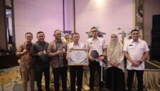 Sekretaris Daerah Kota Makassar, Andi Zulkifly Nanda, menerima Jaminan Sosial Ketenagakerjaan (Jamsostek) Award 2026
