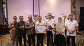 Sekretaris Daerah Kota Makassar, Andi Zulkifly Nanda, menerima Jaminan Sosial Ketenagakerjaan (Jamsostek) Award 2026