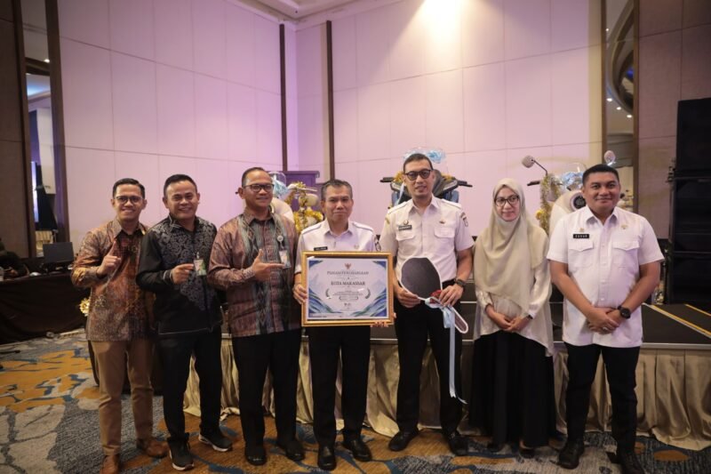 Sekretaris Daerah Kota Makassar, Andi Zulkifly Nanda, menerima Jaminan Sosial Ketenagakerjaan (Jamsostek) Award 2026
