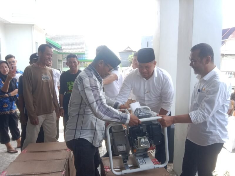 penyerahan bantuan alat dan mesin pertanian (alsintan) berupa pompa air